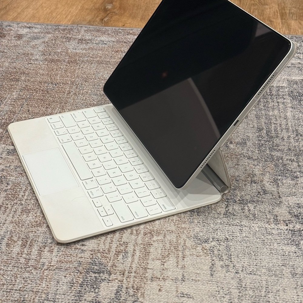 12.9 Apple Magic Key Board - Picture 1 of 5